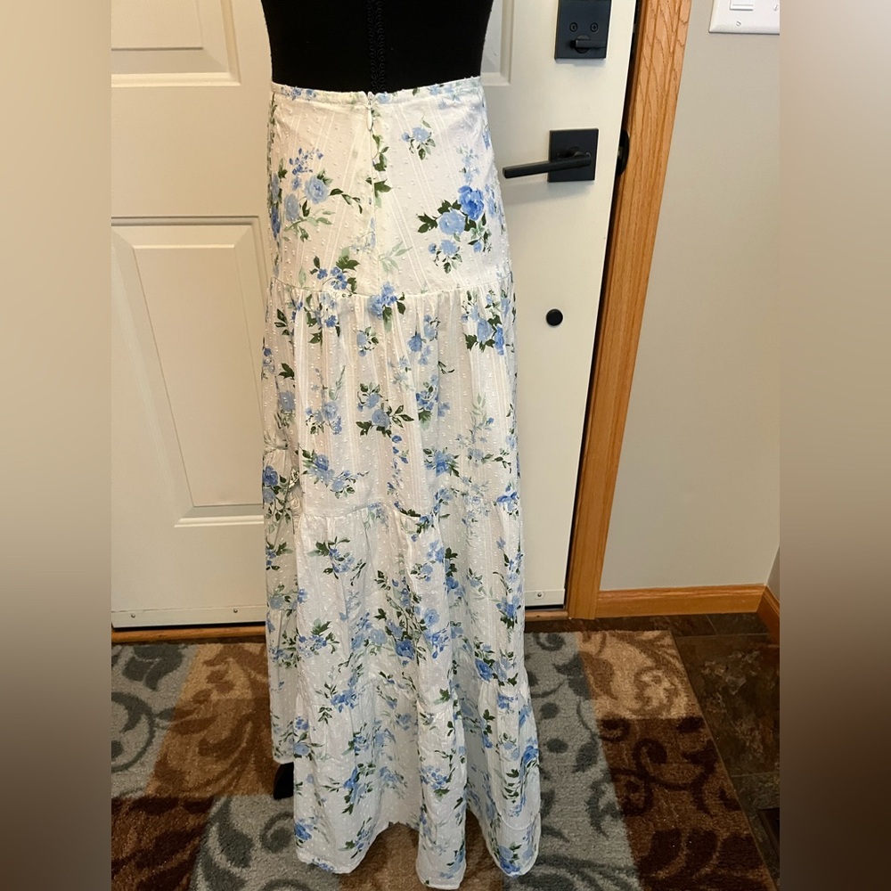 Women’s white and blue floral peasant boho tiered ruffle pull on skirt. Medium - Picture 4 of 15